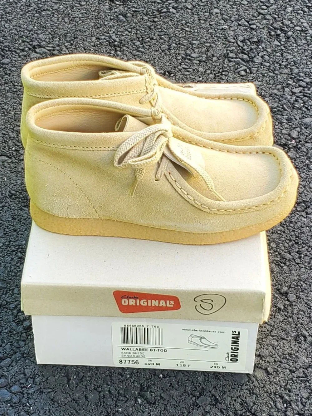 CLARKS Wallabee Boot Kid Size US/UK sand suede
